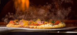 Pizza in cuptor profesional pe lemne