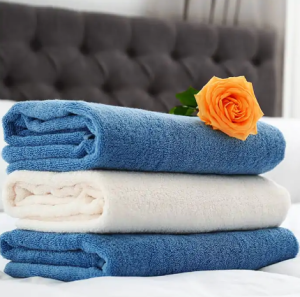 prosoape spalate intr-o spalatorie de haine