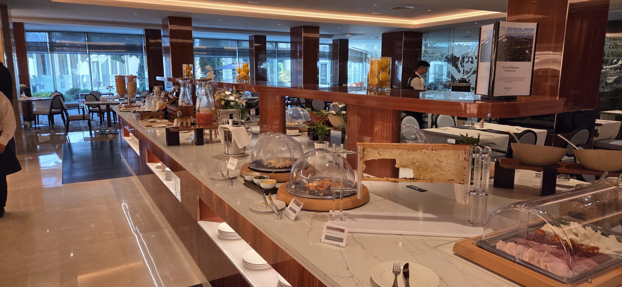 Tehnologie invizibilă, experiență vizibilă: noua zonă de bufet de la crowne plaza