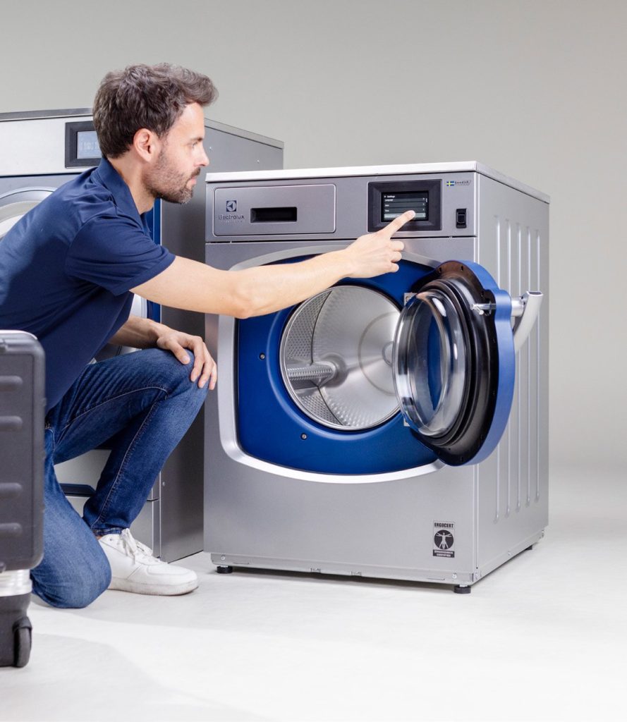 Tehnician service Essentia la o mașină de spălat compactă Electrolux Professional